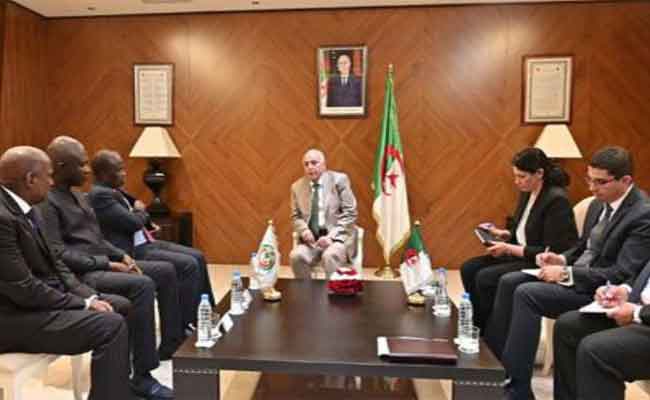 عطاف يستقبل مجموعة من سفراء دول “إيكواس” ويقدم شروحات  حول مبادرة الجزائر في أزمة النيجر