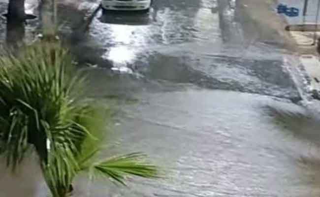 أمطار رعدية غزيرة تغمر عدة مساكن وطرقات بمعسكر 