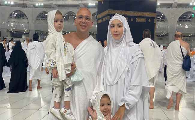 تزامنا مع ذكرى المولد النبوي…جنات تؤدي مناسك العمرة برفقة أسرتها الصغيرة