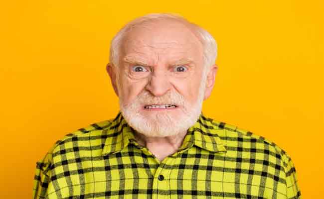 العصبية الزائدة عند كبار السن…كيف يُمكن التعامل معها؟