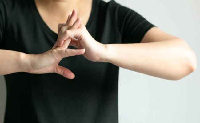 أسباب إدمان فرقعة الأصابع…ونصائح فعّالة للتخلص منه