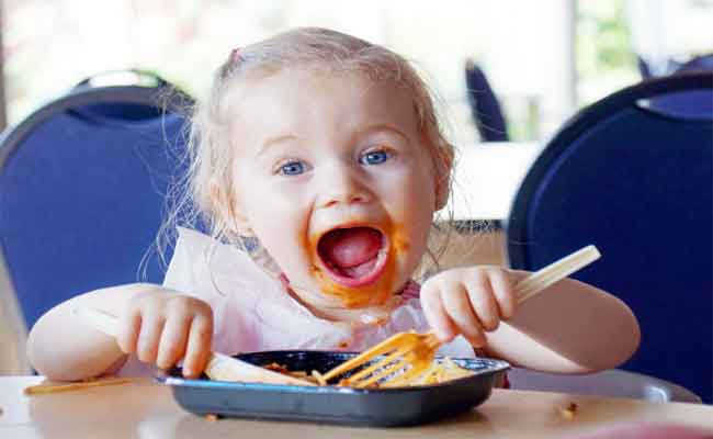 كيف تعلمين طفلك التصرف في المطعم؟