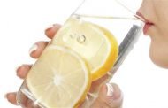 الماء والليمون: هل هو مشروب معجزة يجب تناوله يومياً؟