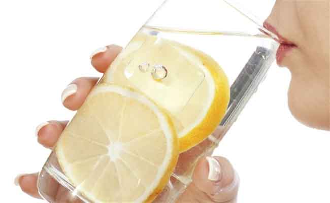 الماء والليمون: هل هو مشروب معجزة يجب تناوله يومياً؟