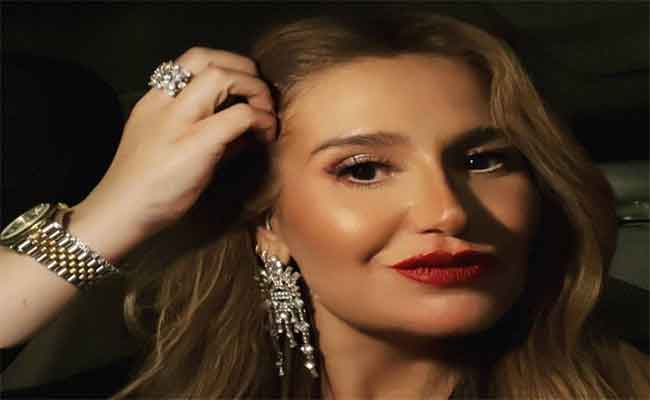 هنا شيحة تقود الحكاية الثانية “ماتيجي نشوف” من مسلسل “55 مشكلة حب”…