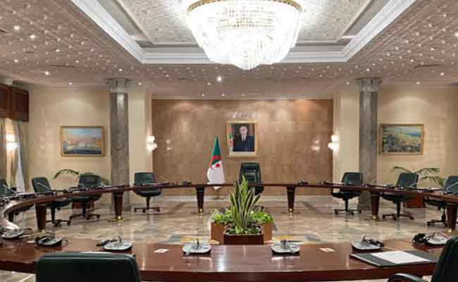 ترأس الوزير الأول، أيمن بن عبد الرحمان، أمس، اجتماعًا للحكومة، انعقد بقصر الحكومة، وقد درست الحكومة خلال اجتماعها الأسبوعي هذه النقاط الآتية: