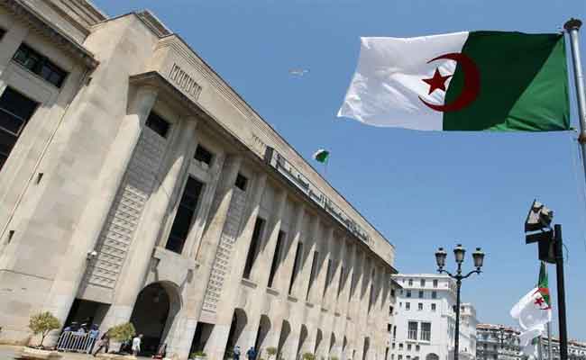 مجلس الأمة: “الجزائر تشهد رسوخا ديمقراطيا متميزا”