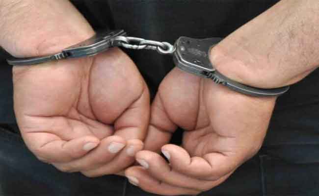 باعة فوضويين يرشقون رجال الشرطة بصناديق الفاكهة بالعاصمة