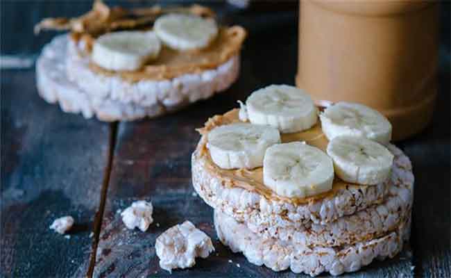 من قال أنّ الحلويات في الدايت ممنوعة؟ إليكم وصفة كيك الموز اللايت الخالية من السكر…