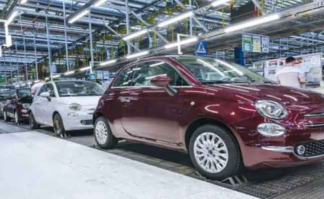 شروع وزير الصناعة رفقة والي وهران في زيارة ميدانية لمصنع “فيات” بوهران