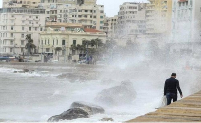 حذر وترقب وإجراءات احترازية في مصر مع قرب الإعصار 