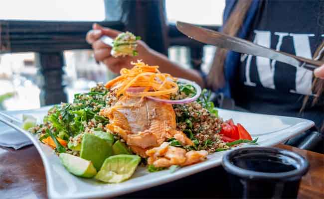 كيف تتجنّبين الإفراط في الطعام بالظروف الحالية…اختصاصية تجيب