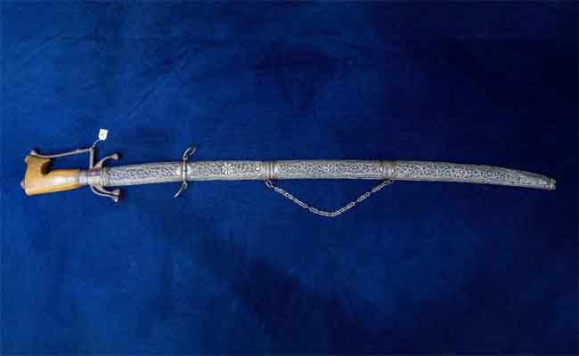 الجزائر تستعيد سيف الأمير عبد القادر من فرنسا