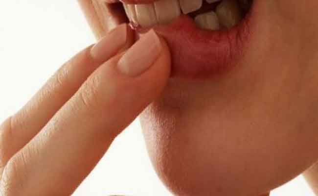 حركات لا إرادية لها معانٍ نفسية قد تكون خطيرة…تعرفي إليها