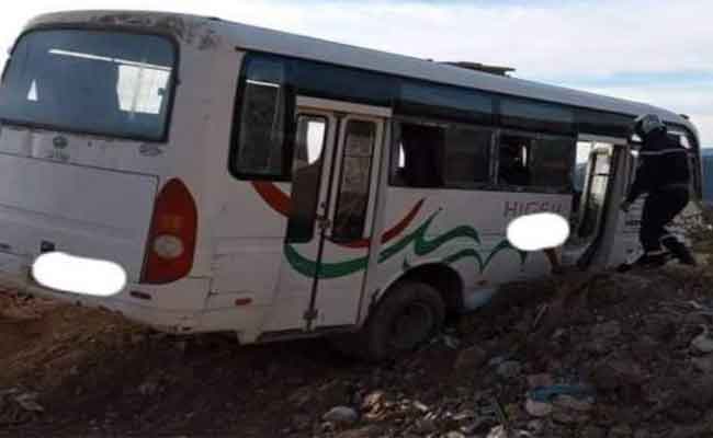 انحراف حافلة للنقل المدرسي يخلف مصرع السائق وإصابة 22 تلميذا بسكيكدة