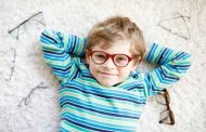 أعراض تشير إلى حاجة طفلك إلى ارتداء النظارات الطبية...