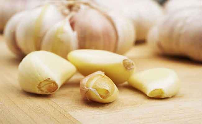 تخلصي من رائحة الثوم في الفم بثوانٍ…بعد تناول هذا الطعام