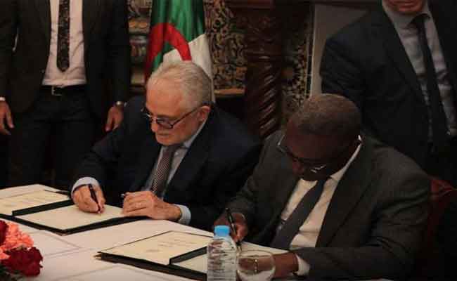 توقيع اتفاقية بين المجلس الأعلى للشباب ومسجد باريس الكبير