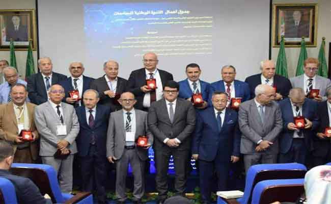 وزير التعليم العالي يكرم 23 مدير جامعة بوسام الاستحقاق