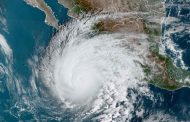 الإعصار نورما يشتد مع اقترابه من المكسيك