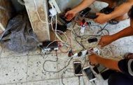 سكان غزة يحاولون الاتصال بذويهم وأصدقائهم مع عودة الاتصالات