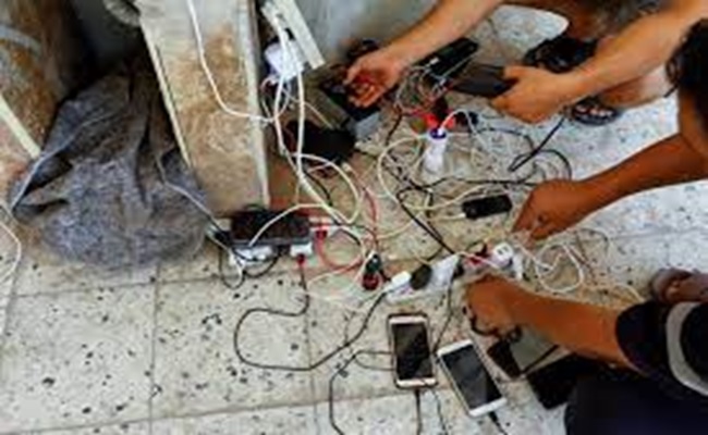 سكان غزة يحاولون الاتصال بذويهم وأصدقائهم مع عودة الاتصالات
