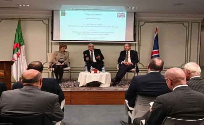 استعراض عطاف للإصلاحات الهيكلية للتكفل بالجالية الجزائرية