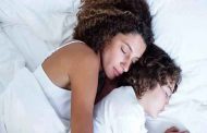 هل ينام طفلتك/طفلك المراهق بجانبك؟