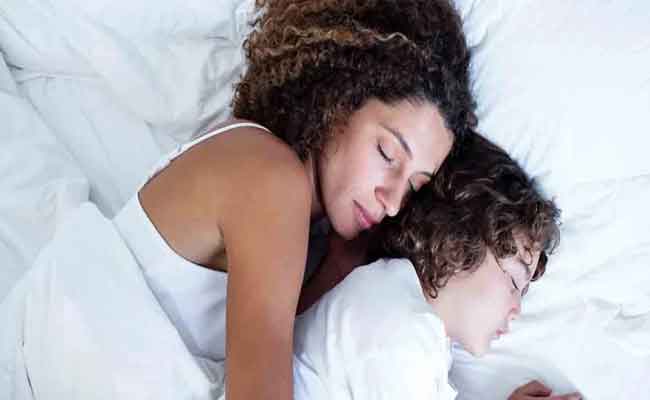 هل ينام طفلتك/طفلك المراهق بجانبك؟