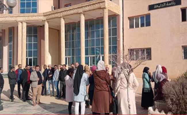 اعتصام طلبة الليسانس كلاسيكي بجامعة البشير الإبراهيمي