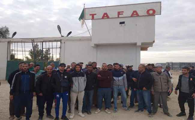 عمال النظافة يضربون وشوارع بعين وسارة تغرق في النفايات