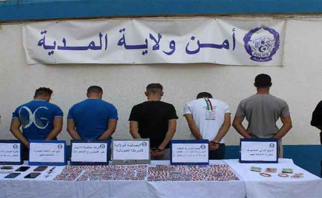 شرطة المدية تطيح بـ4 شبكات لترويج المخدرات بينهم إمراة وابنها