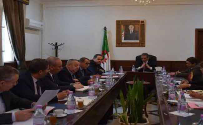 هنى يترأس اجتماعا لدراسة ضبط سوق المواد الغذائية والفلاحية ذات الاستهلاك الواسع