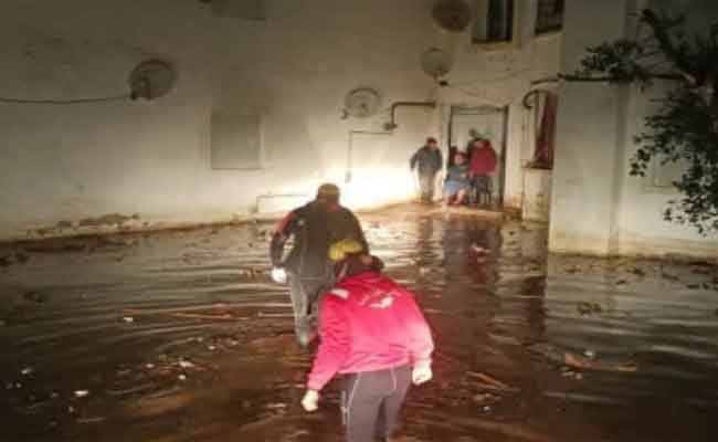إنقاذ 12 شخصا وإجلاء 20 عائلة على إثر التقلبات الجوية بسكيكدة