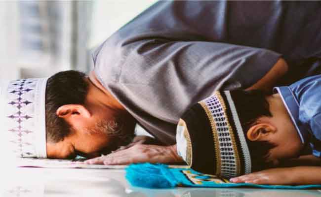 متى يؤمر الطفل بالصلاة وما هي الطرق لتشجيعه؟