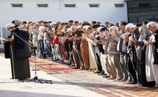 الجزائريون يؤدون صلاة الاستسقاء