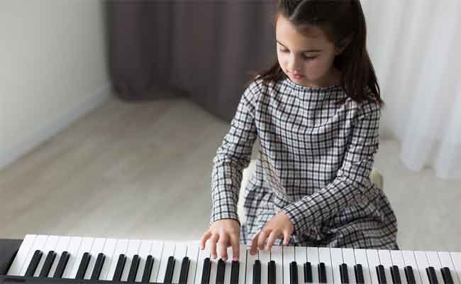 لماذا يجب عليك تعليم الموسيقى لطفلك؟ وفوائد العزف على 3 آلات منها