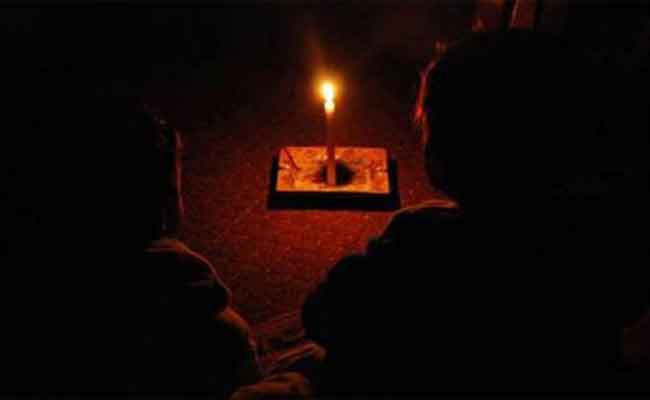 تذمر سكان بلديات ڨالمة من انقطاع التيار الكهربائي لساعات طوال 