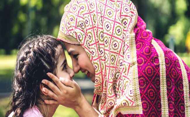 دور الأم في تربية البنات له قواعده وتفاصيله