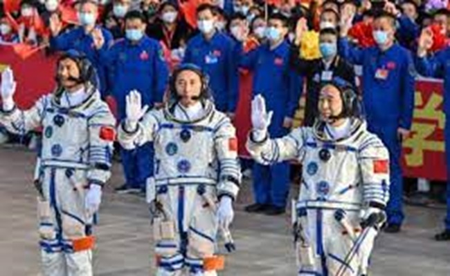 رواد فضاء صينيون يعودون إلى الأرض بعد مهمة 