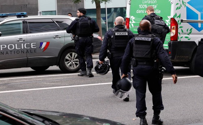 الشرطة الفرنسية تفتح النار على امرأة أطلقت 