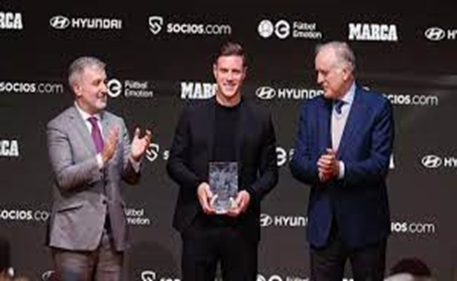 تير شتيغن أفضل لاعب في الدوري الإسباني عن الموسم الماضي...