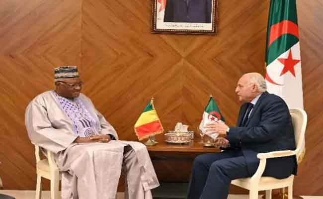 عطاف يستدعي السفير المالي