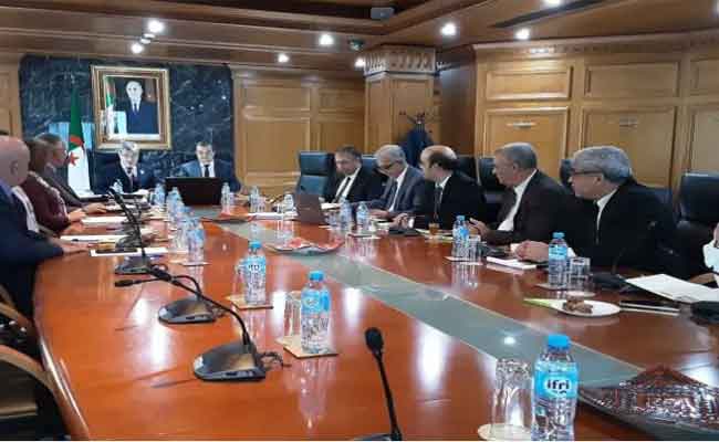 عرقاب وخلادي يترأسان اجتماع تنسيقي حول تطوير النشاط المنجمي