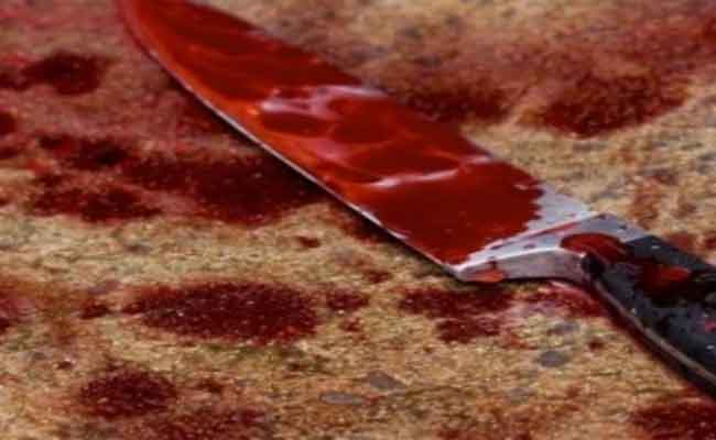 شاب ينهي حياة والده وجارهم بسكين بالوادي