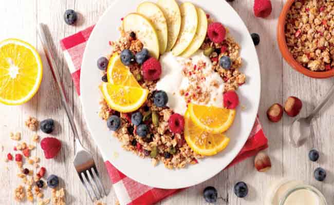 4 أغذية تحدُّ الرغبة بتناول الوجبات الخفيفة خلال النهار…