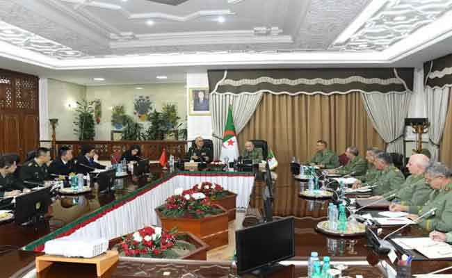 شنقريحة يجري محادثات عسكرية مع وفد عسكري صيني