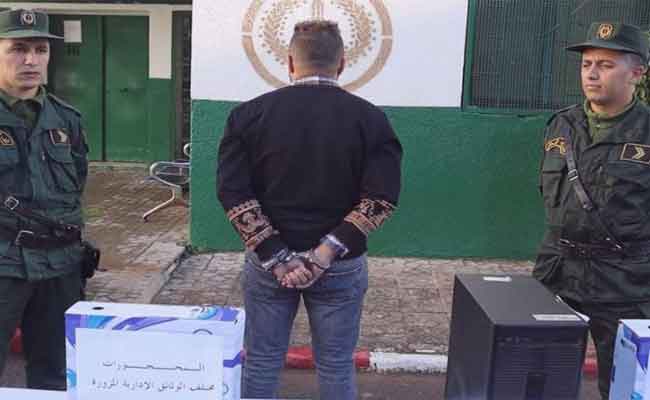 الإطاحة بثلاثيني يحترف تزوير وبيع الوثائق الإدارية مقابل مبالغ خيالية