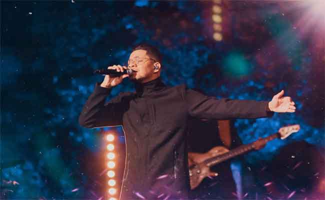 الموت يخطف مغني برازيلي شاب أثناء أدائه على المسرح والجمهور في صدمة…