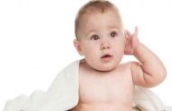 لماذا يستمر طفلي في فرك أذنيه؟ 6 أسباب يجب أن تعرفها كل أم جديدة...